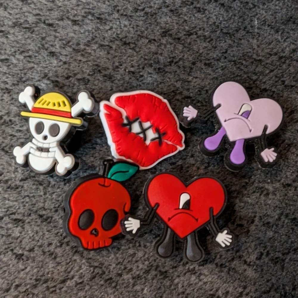 Jibbitz Crocs Charms Hearts Skull jibbitz lot Crocs NEW